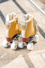 SKA810665 CHAYA Melrose Deluxe Amber Roller Skates | Lifestyle Rollschuhe Yellow Gelb Park Tanz Rollschuhe Barbie Park Quad Skates Roller Skates Lifestyle Rollschuhe Skatepark Rollschuhe Chaya Quad Skates Aggressive Quad Skates Rollschuhe Stunt Rollschuhe Rollkunstlauf Rollschuhe Rollerskates Schwarze Rollschuhe Lifestyle Rollschuhe Roller Skating Quad Skating Skateschule und Skateshop Weil am Rhein SkaMiDan Lörrach Freiburg Basel Deutschland Germany
