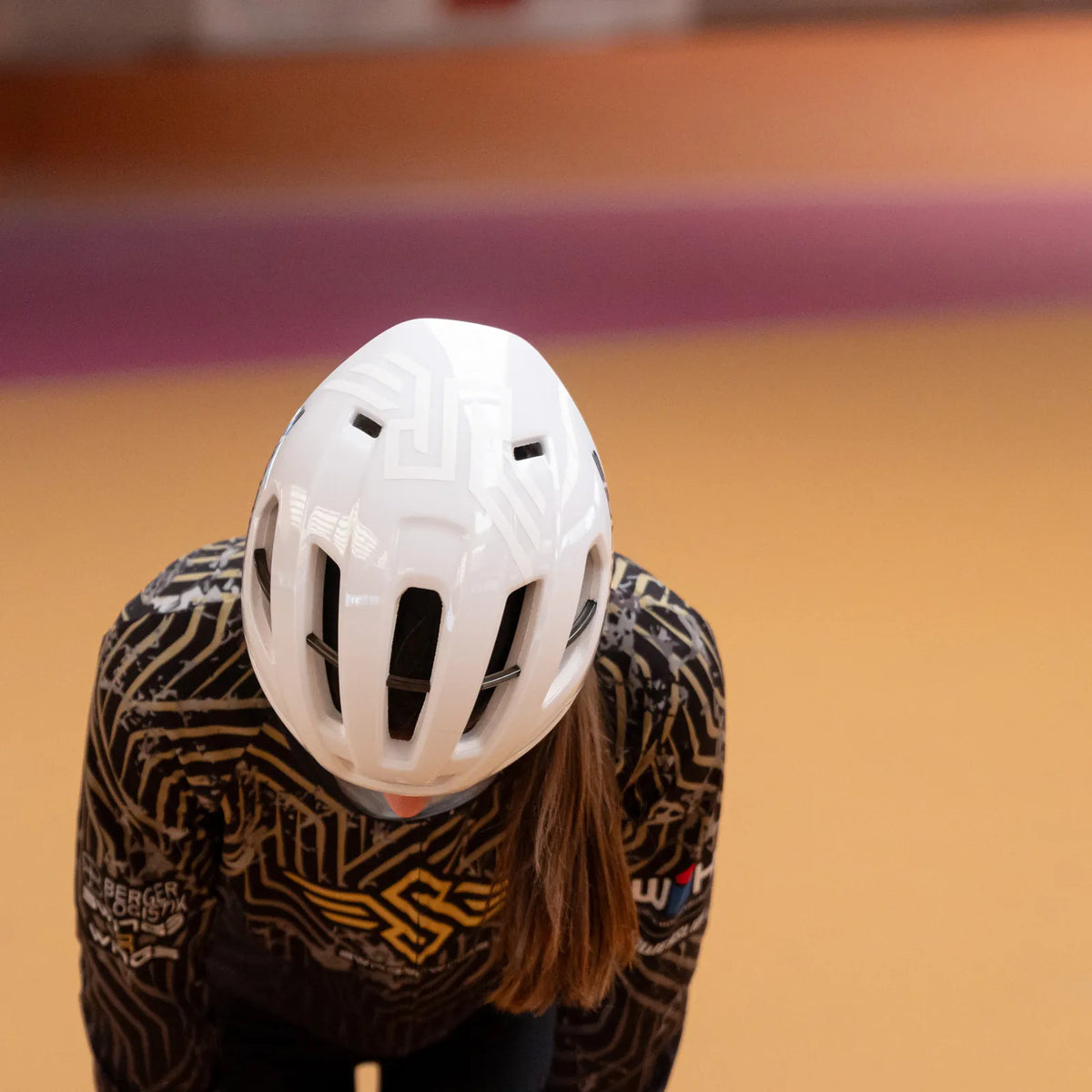 SWINGS Omen Racing Helm – Weiß | Leicht & Größenverstellbar – Speed Skating | Fahrrad, Renn & Fitness Skatehelm