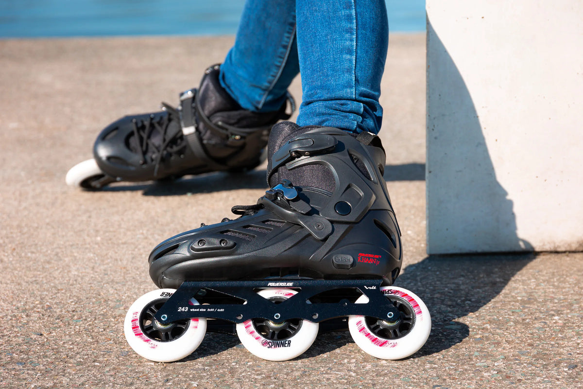 SKA940642 POWERSLIDE Khaan Junior Pro Black Kinder Inlineskates | Größenverstellbar SGD Stopper SQD Pad für Kinder Inlineskates Kinder Inliner Kids Skates Rollerblades Inlineskates für Kinder Junior Skates Verstellbare Skates Größenverstlelbare Inlineskates für Kinder Kinder Inliner Kids Inliner Kids Rollerblades Urban Inline Skating Urban Inline Skating Freeskates City Skates Fitness Inliner Sport Skates Sport Inliner Rollerblades Rollerblading Lörrach Freiburg Basel Inliner Skateschule und Skateshop Weil 
